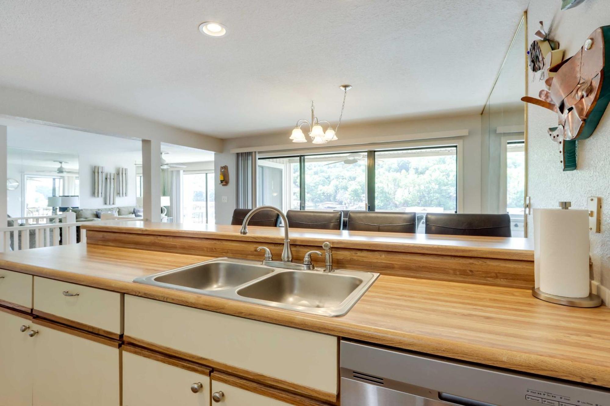 Lakefront Osage Beach Condo With Community Pool Екстериор снимка